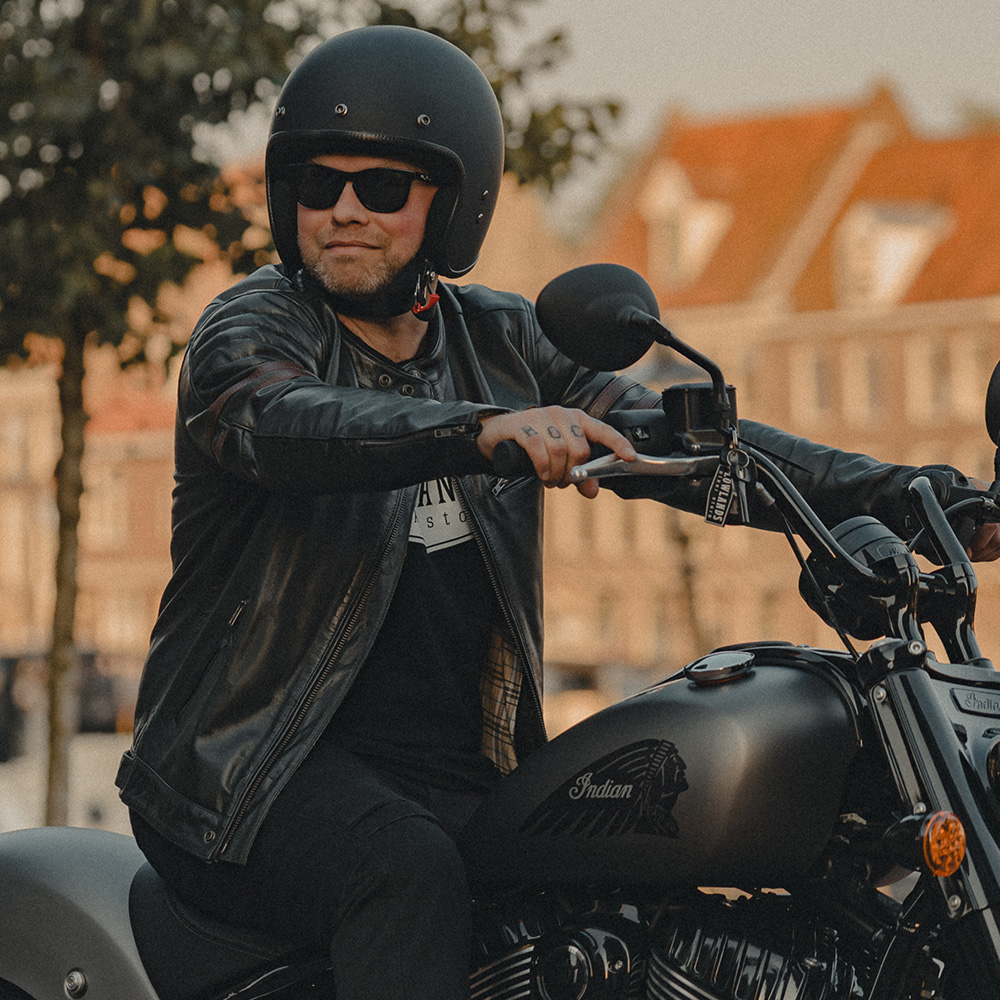 Een zonnebril op de motor