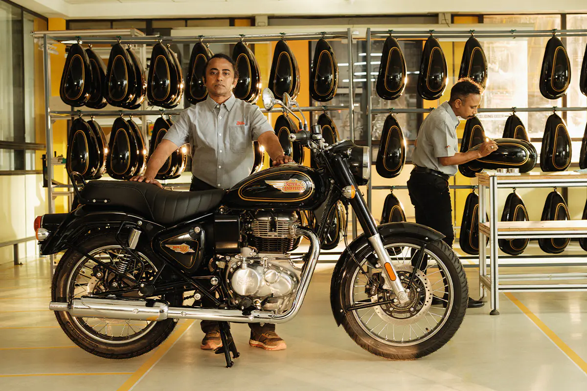 Royal Enfield Bullet 350 op de open weg
