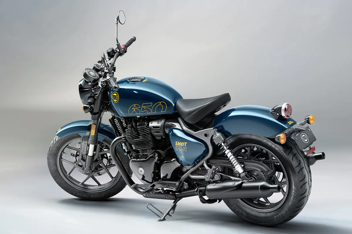 Royal Enfield Shotgun 650 in landschap