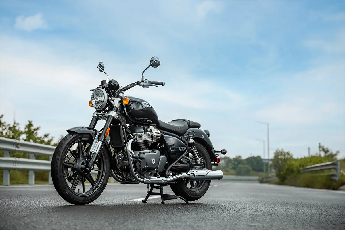 Royal Enfield Super Meteor 650 zijaanzicht