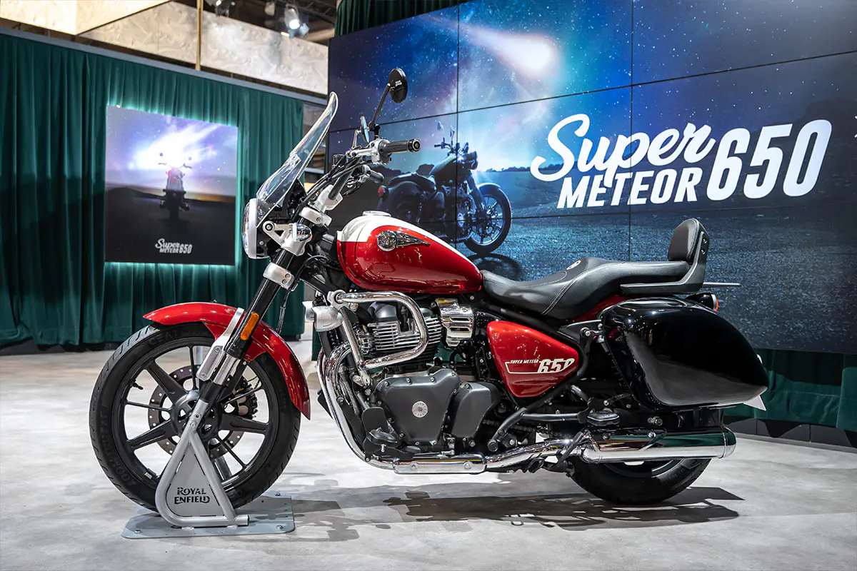 Royal Enfield Super Meteor 650 in beweging